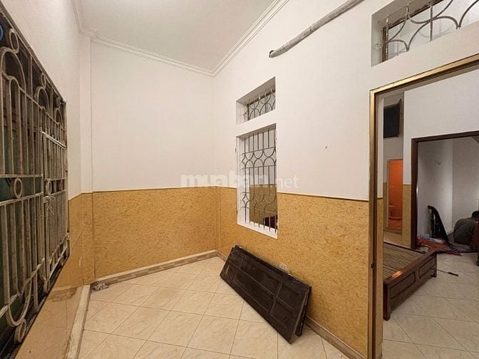 Cho thuê nhà 37m2 x 3 tầng, trung tâm Bạch Mai, 8tr/tháng