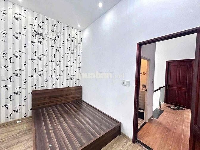 Nhà lầu 2 phòng trục chính hẻm Nguyễn Văn Cừ