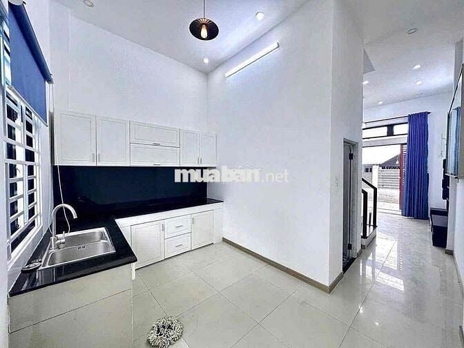 Nhà lầu 2 phòng trục chính hẻm Nguyễn Văn Cừ