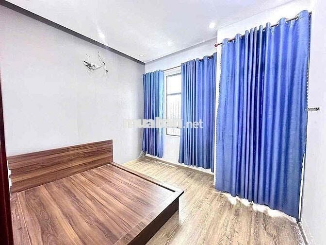 Nhà lầu 2 phòng trục chính hẻm Nguyễn Văn Cừ