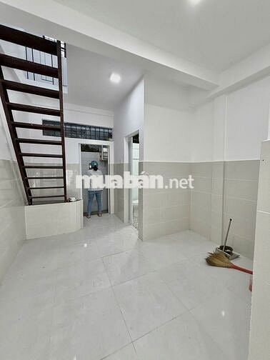 Nhà trệt lầu trống suốt hẻm đường Nguyễn Trãi chỉ 6 triệu