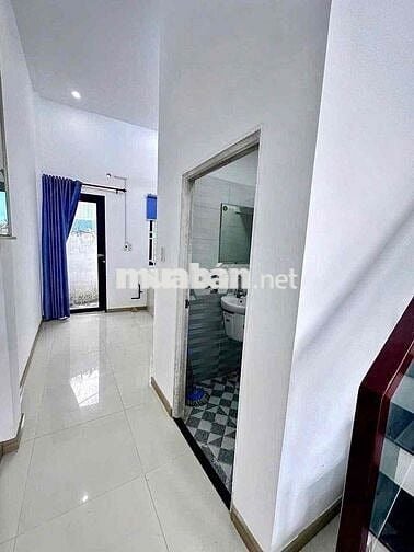 Nhà lầu 2 phòng trục chính hẻm Nguyễn Văn Cừ