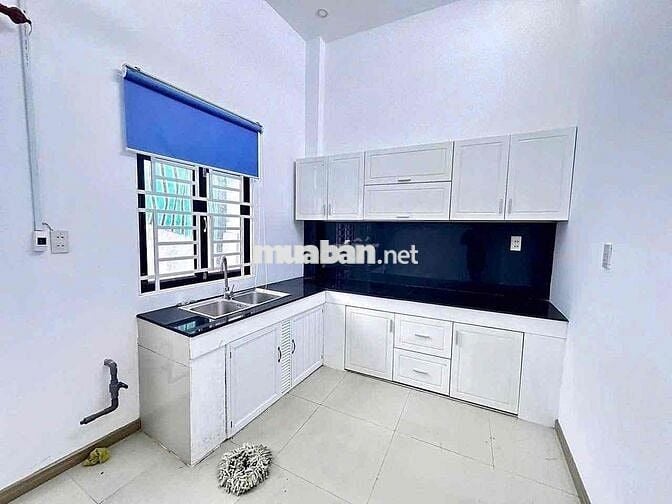 Nhà lầu 2 phòng trục chính hẻm Nguyễn Văn Cừ