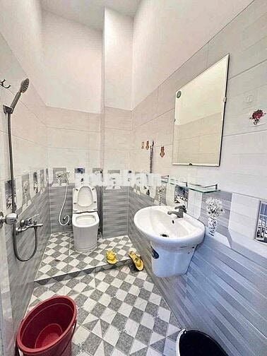 Nhà lầu 2 phòng trục chính hẻm Nguyễn Văn Cừ