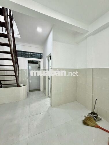 Nhà trệt lầu trống suốt hẻm đường Nguyễn Trãi chỉ 6 triệu