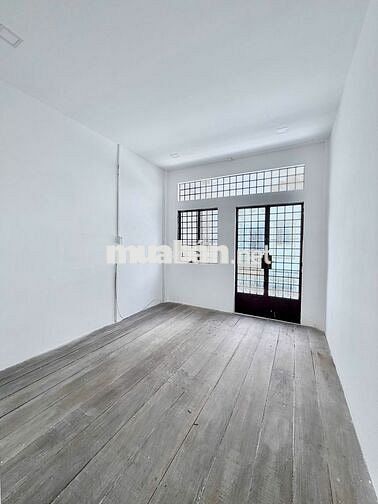 Nhà trệt lầu trống suốt hẻm đường Nguyễn Trãi chỉ 6 triệu