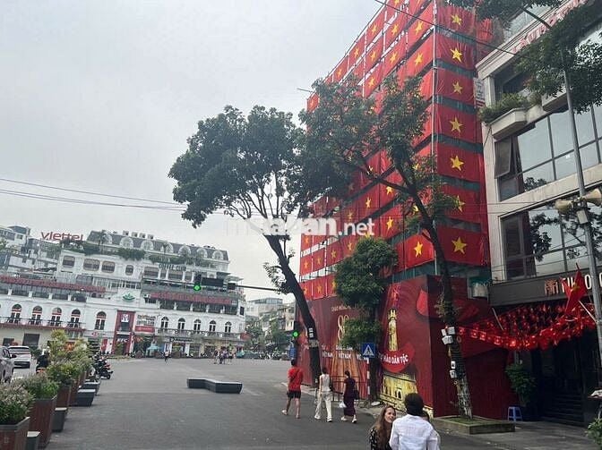 Cho thuê Tòa nhà Mặt phố Thi Sách 400m2 x 5 tầng, giá thương lượng