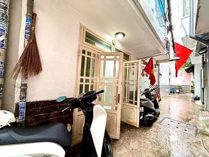 Nhà 2 lầu hẻm 343 Phan Xích Long, P.1, PN - H.đông nam