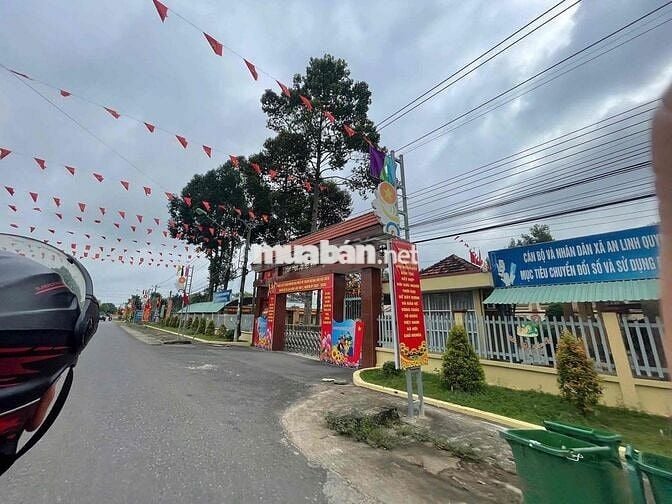 Có nền đất ngang 10 mt DH nằm sát bên chợ và TTHC xã An Linh