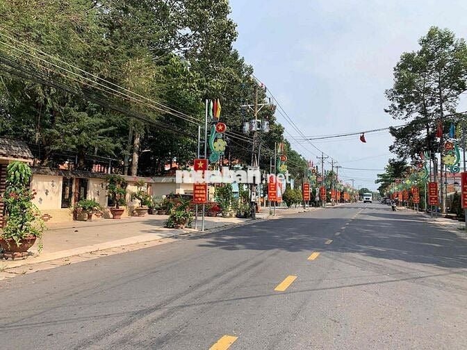 Có nền đất ngang 10 mt DH nằm sát bên chợ và TTHC xã An Linh