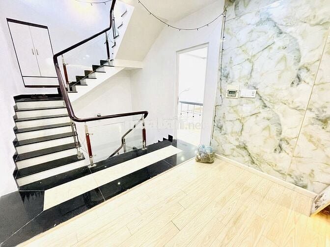 SIÊU PHẨM MẶT TIỀN ỐP KINH CỰC SANG  4 tầng trống suốt – DTSD 288m²