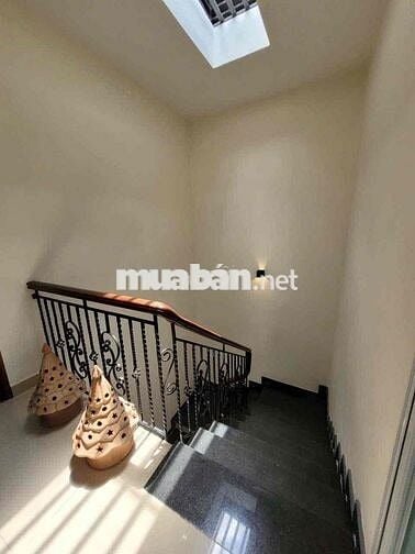 BÁN NHÀ 3 TẦNG - NHÀ ĐẸP - HẺM QUỐC LỘ 13 - SÁT KDC HỒNG LONG