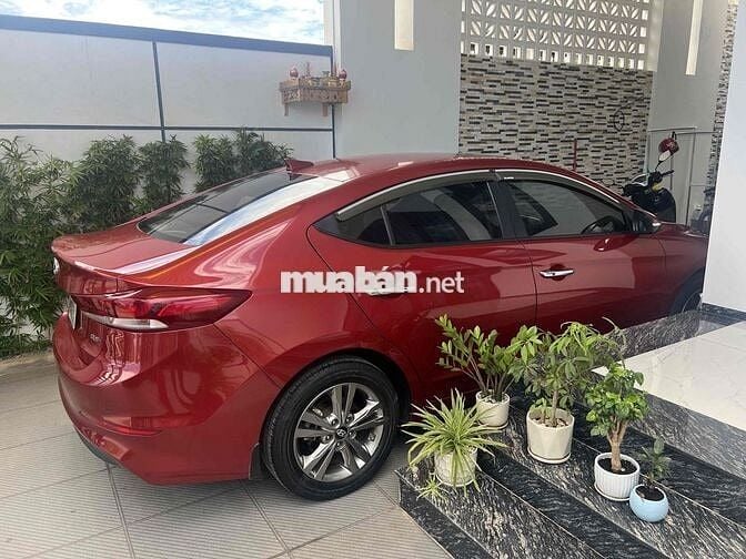 Lên đời cần bán xe Elantra màu đỏ 1.6 At 2018