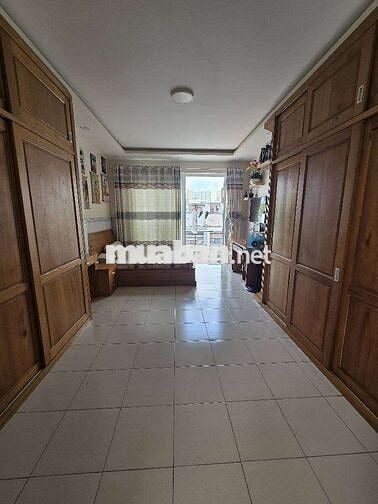 Quá đã: 6,2 tỷ. Nhà đẹp ở ngay Kinh Dương Vương. 3 tầng. Dt:72m2. 5PN