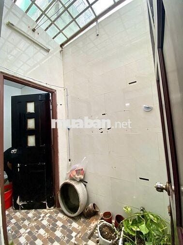 Phòng trọ 20m2 tầng trệt có cửa sổ trời KDC bình hưng