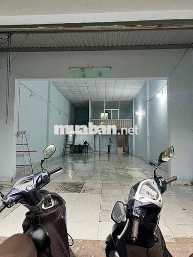 nhà 6x20m gác lửng, phù hợp chứa hàng làm may cắt, in thêu