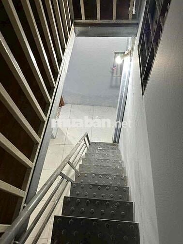 nhà gác lửng 2pn 1wc hẻm đ hiẹp bình