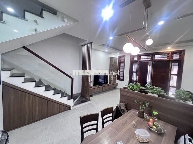 Bán nhà đường Cầu Giấy, Dân xây mặt tiền rộng thoáng sáng nội thất đẹp