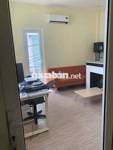 nhà 2 tầng sạch sẽ + 5 phòng trọ dt đất 100m2 ngang gần 7m