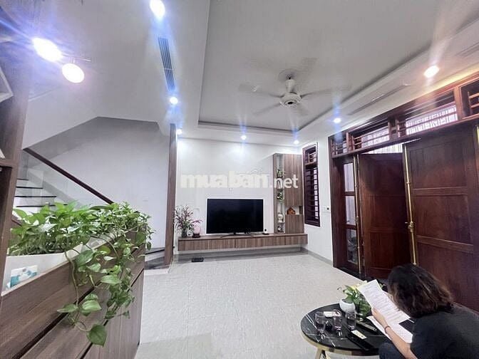 Bán nhà đường Cầu Giấy, Dân xây mặt tiền rộng thoáng sáng nội thất đẹp