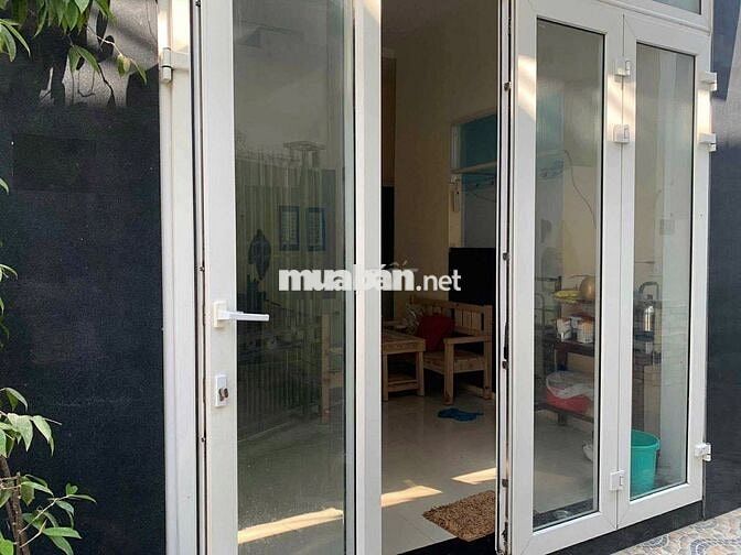 nhà 2 tầng sạch sẽ + 5 phòng trọ dt đất 100m2 ngang gần 7m