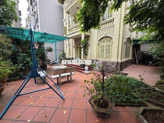 BÁN BIỆT THƯ Ở CẦU GIẤY - DIỆN TÍCH 222M2 THỔ CƯ - NGÕ RỘNG THOÁNG