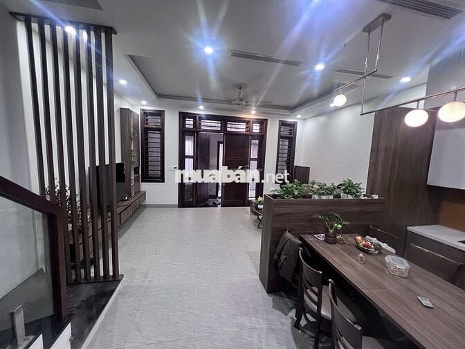 Bán nhà đường Cầu Giấy, Dân xây mặt tiền rộng thoáng sáng nội thất đẹp