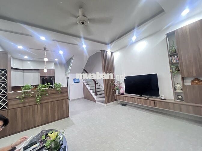 Bán nhà đường Cầu Giấy, Dân xây mặt tiền rộng thoáng sáng nội thất đẹp