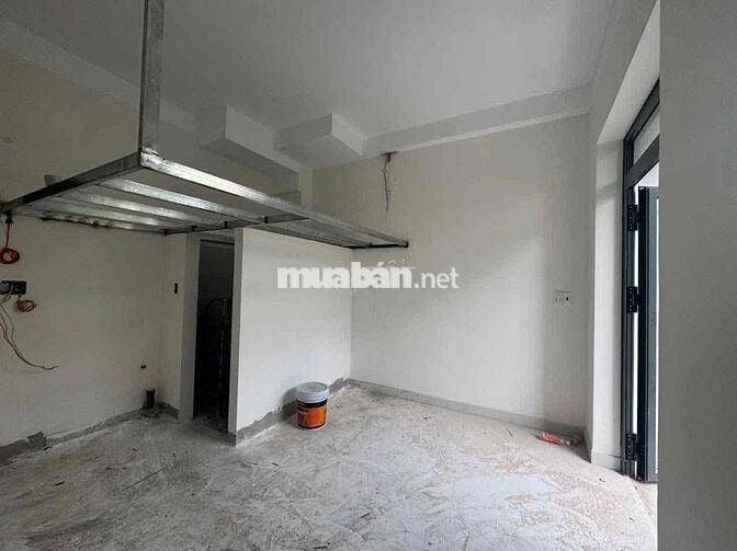 Phòng mới xây cuối đường Dương Quảng Hàm có máy lạnh, thang máy