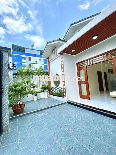 BÁN BIỆT THỰ MÁI NGÓI SÂN VƯỜN MỚI XÂY 100% . XE HƠI ĐỖ CỬA