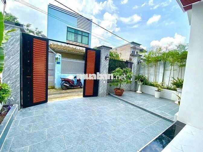 BÁN BIỆT THỰ MÁI NGÓI SÂN VƯỜN MỚI XÂY 100% . XE HƠI ĐỖ CỬA