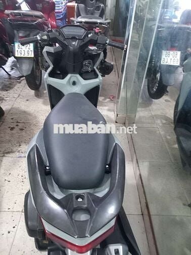 Xe máy Honda màu xám cho cả nam và nữ