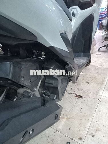 Xe máy Honda màu xám cho cả nam và nữ