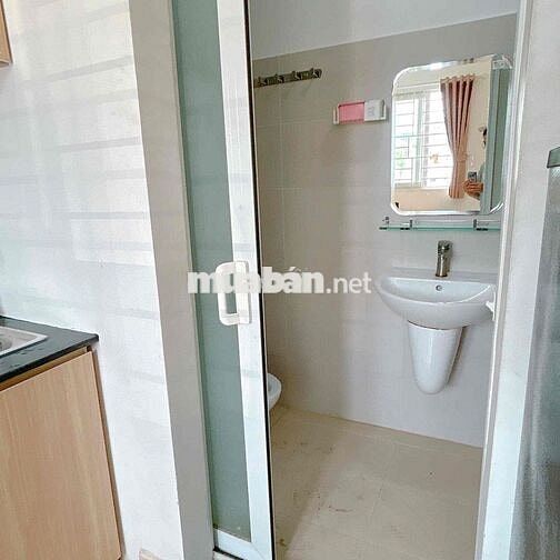 phòng thoáng mát yên tĩnh sạch sẽ gần cầu Tham Lương có thang máy