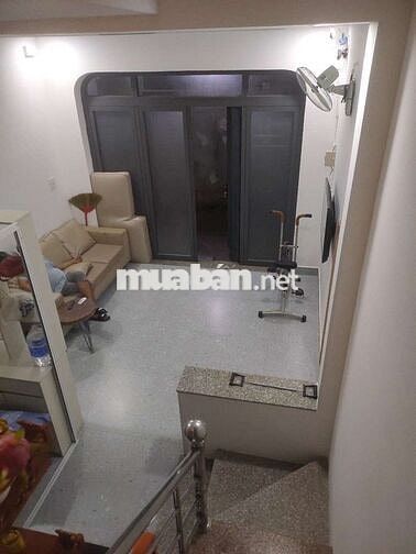 Cho thuê nhà Q. Bình Thạnh gần Ngã Tư Hàng Xanh nội thất đầy đủ.