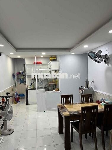 Thuê tầng trệt trong nhà nguyên căn, gồm 2 PN, 2WC, full Nội thất