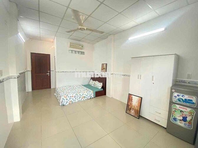 CHO THUÊ PHÒNG RỘNG CÓ BAN CÔNG TÁCH BẾP GẦN CHỢ HOÀ HƯNG Q10