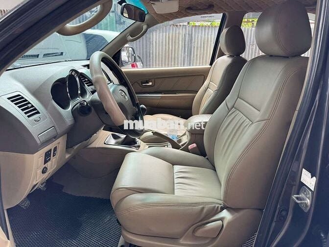 Toyota Fortuner Xăng Số Sàn 7 Chỗ Màu Xám