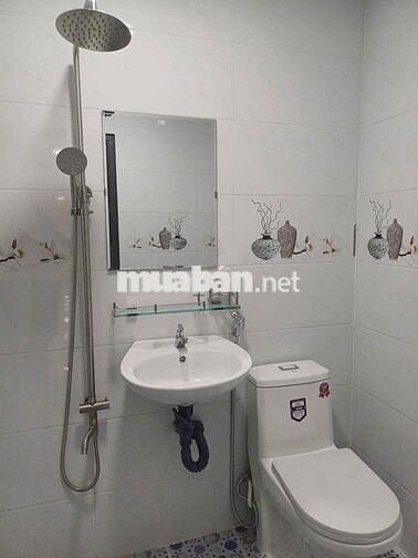 Cho thuê nguyên căn 5,60 x 18m 3 phòng 2wc mới ở liền 13,5tr tháng