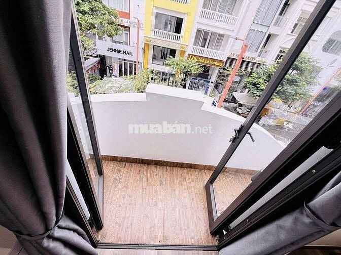 𝐁𝐫𝐢𝐠𝐡𝐭 𝐌𝐢𝐧𝐢𝐦𝐚𝐥𝐢𝐬𝐭 𝐒𝐭𝐮𝐝𝐢𝐨 – 𝟐 𝐦𝐢𝐧𝐬 𝐰𝐚𝐥𝐤 𝐭𝐨 𝐭𝐡𝐞 𝐁𝐞𝐚𝐜𝐡