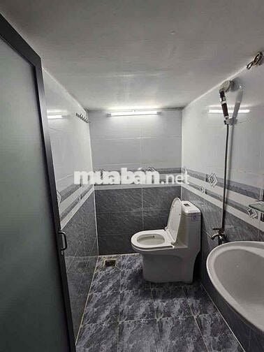 9tầng,  1500m2 sàn, ngay Tân Sơn Nhất, 80 phòng doanh thu 5.5TỶ/năm