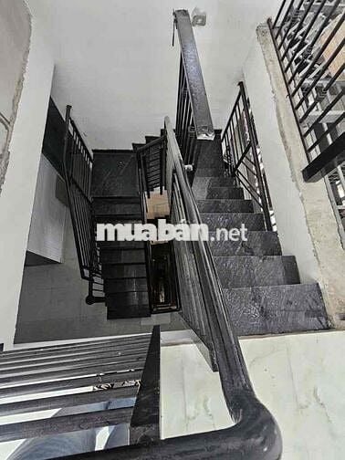 9tầng,  1500m2 sàn, ngay Tân Sơn Nhất, 80 phòng doanh thu 5.5TỶ/năm