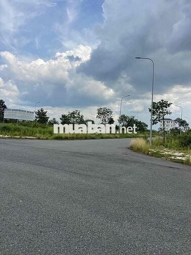 cần bán lô góc hai mặt tiền khu 4