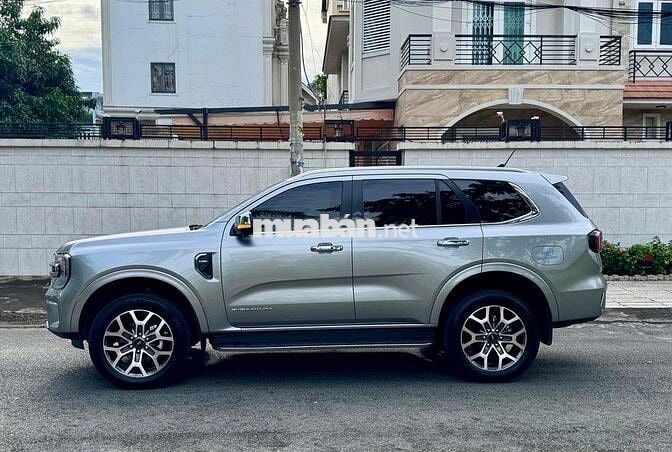 CẦN BÁN XE FORD EVERETS TITANIUM 2023