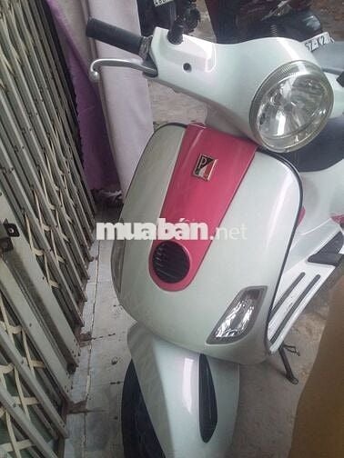 Xe máy Piaggio Vespa màu trắng hồng số tự động