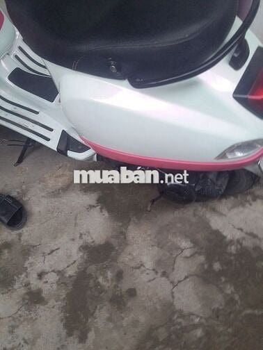 Xe máy Piaggio Vespa màu trắng hồng số tự động