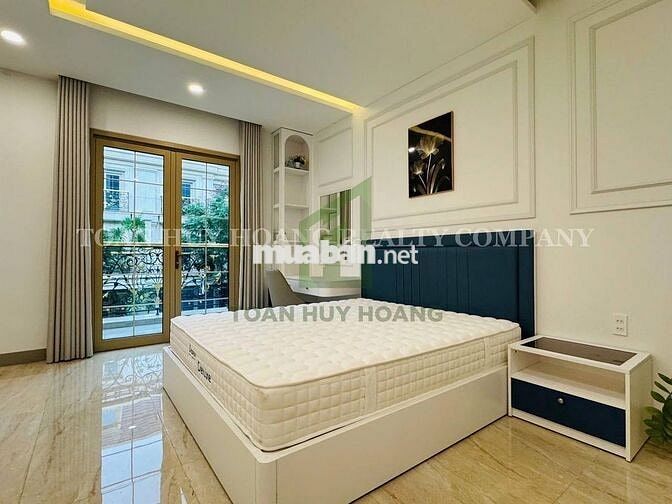 Nhà đẹp khu Regal Pavilion 4 PN hiện đại có thang máy