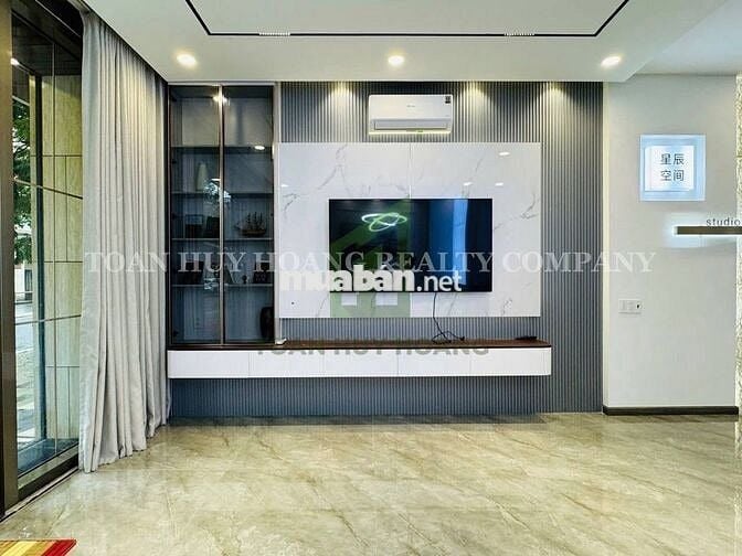 Nhà đẹp khu Regal Pavilion 4 PN hiện đại có thang máy