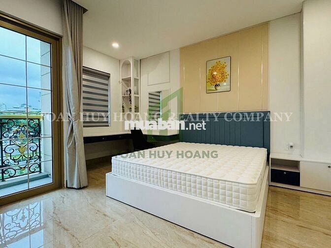 Nhà đẹp khu Regal Pavilion 4 PN hiện đại có thang máy