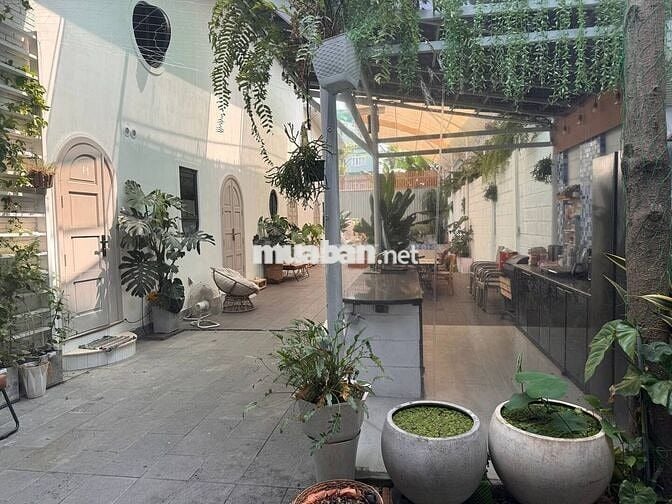 Villa sân vườn đầy đủ tiện nghi với hồ bơi, BBQ ngoài trời.